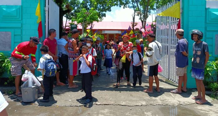 Following a spike in flu and respiratory illnesses in Negros Occidental, both students and school staff have been advised once again to wear facemasks. The accompanying photo captures a scene during dismissal time at a public elementary school in Iloilo City.