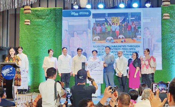 Galing Pook chairperson Mel Sarmiento and Department of Interior and Local Government secretary Benjamin “Benhur” Abalos Jr. award a plaque of recognition to Iloilo’s “Mobilizing Communities through People-Centered Zero Open Defecation Movement towards a Sustainable Sanitation” as 2023 Galing Pook Awardee. The award was received by Iloilo Provincial Health Office head Dr. Maria Socorro Colmenares-Quiñon, Provincial Health Officer 1 Dr. Wendel Marcelo and Provincial Population Office head Atty. Ruel Von Superio. PHOTO COURTESY OF DR. MARIA SOCORRO COLMENARES-QUIÑON