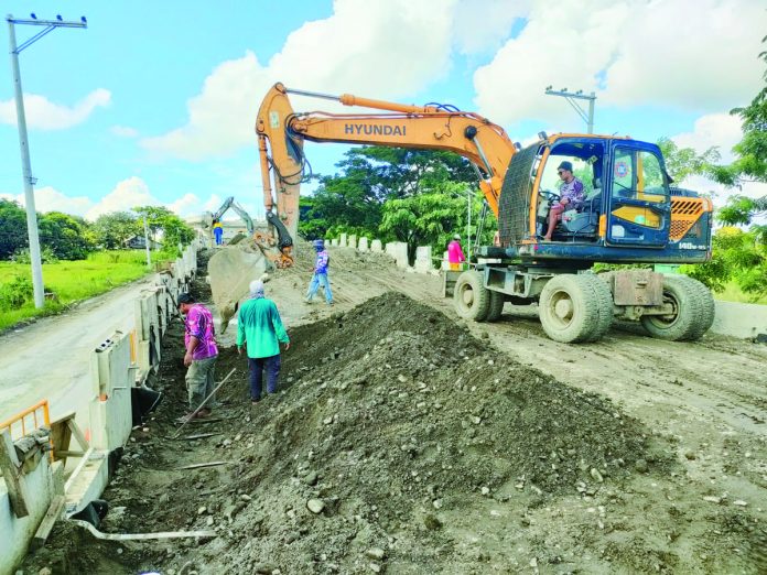 Inclement weather stalled the target opening of the Jibao-an flyover on Oct. 15, according to the Department of Public Works and Highways Region 6. Photo shows the ongoing construction of the flyover’s approaches and sidewalls on Thursday, Oct. 12. AJ PALCULLO/PN