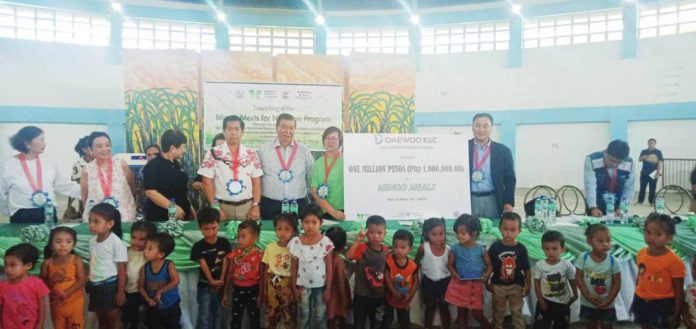 Former senator Franklin Drilon (third from right), Mayor Francisco Calvo of Calinog (fourth from right), NVC Foundation Inc. president Millie Kilakyo (second from right), and officials from Daewoo Philippines during the ceremonial turnover of Mingo Meals.