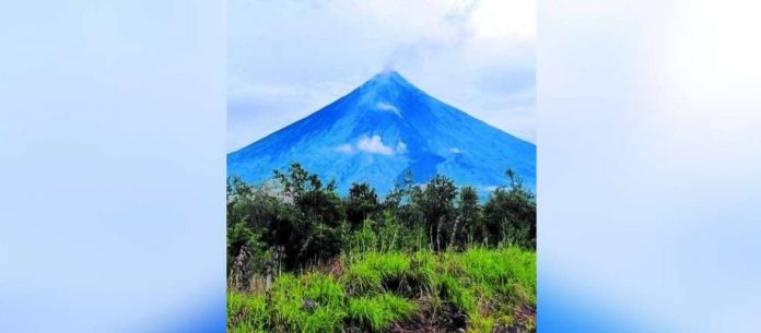 Continuous lava emitted by Mayon Volcano at the Bonga gully is visible in this photo taken on Sept. 24 at Barangay Bonga in Legazpi City. JOHN MICHAEL L. MANJARES/CONTRIBUTOR, PHILIPPINE DAILY INQUIRER