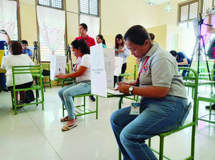 The Commission on Elections holds a mock election at the Iloilo Central Elementary School on Thursday, Oct. 26, to demonstrate its readiness for the barangay and Sangguniang Kabataan elections on Monday, Oct. 30. AJ PALCULLO/PN