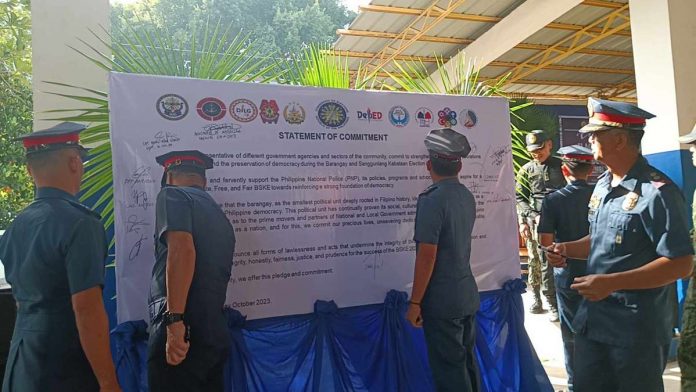 Members of the Antique provincial police on Monday spearheaded the signing of the commitment for a successful 2023 barangay and Sangguniang Kabataan elections. 104.5 Brigada San Jose – Antique Facebook