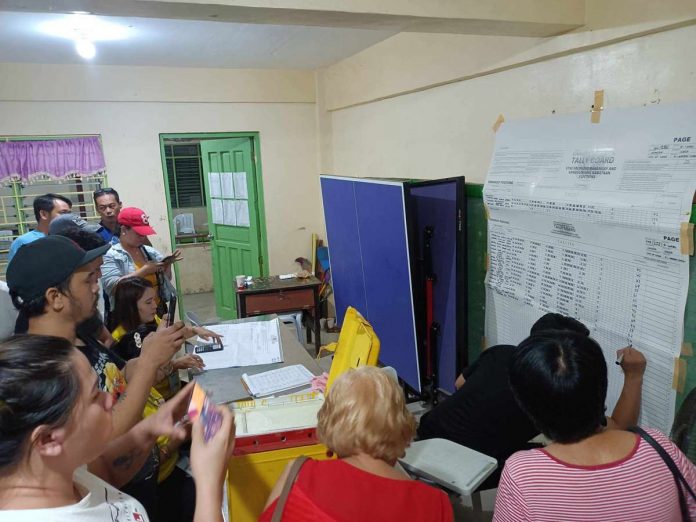 The Commission on Elections says yesterday’s barangay and Sangguniang Kabataan elections in Western Visayas were peaceaful, with no election-related incidents across the region’s six provinces and two highly urbanized cities. PN PHOTO