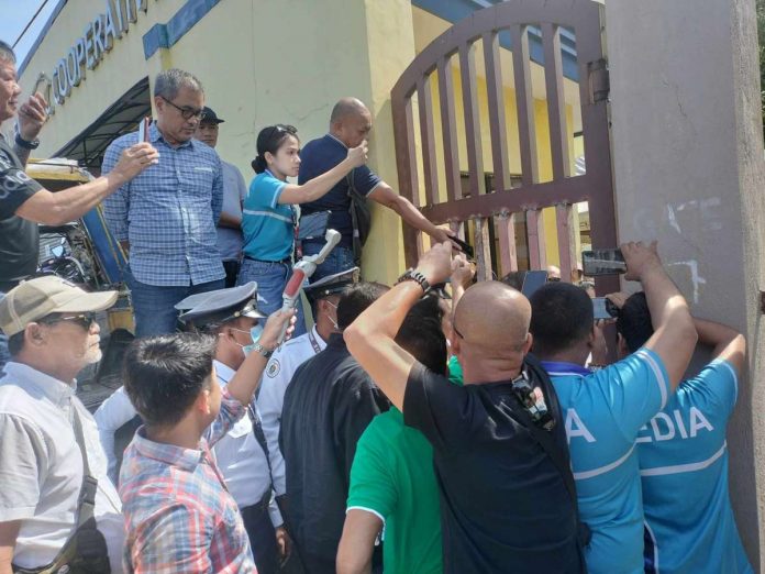 Administrator Antonio Mariano Almeda and other NEA officials faced challenges entering the Negros Occidental Electric Cooperative premises while attempting to serve a preventive suspension order to the cooperative’s general manager, Engr. Ray Bustamante. MAE SINGUAY/PN