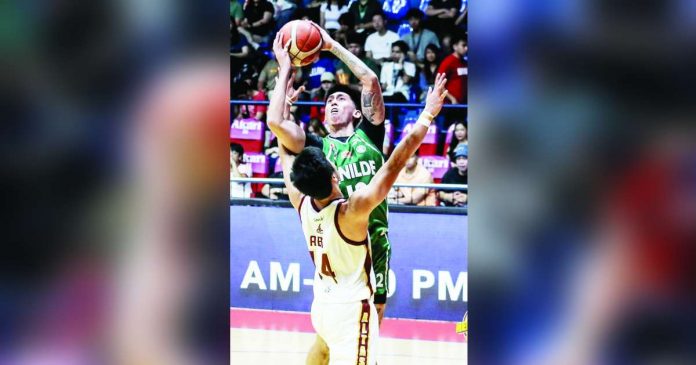 Negrense Miggy Corteza of the College of St. Benilde Blazers goes for a tough basket against a University of Perpetual Help Altas defender. PHOTO BY NCAA/GMA SPORTS