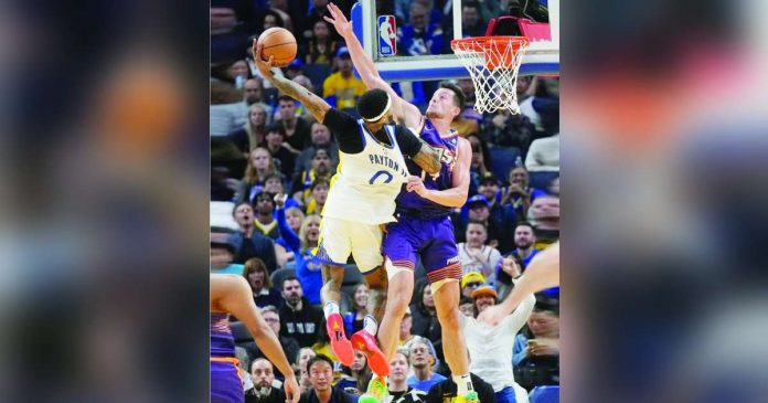 Phoenix Suns’ Drew Eubanks grabs the jersey of Golden State Warriors’ Gary Payton II as he attempts to stop the latter from scoring. PHOTO COURTESY OF JEFF CHIU/AP