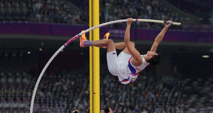 Filipino pole vaulter Ernest John Obiena delivered the country’s first gold medal in the 19th Asian Games. PHOTO COURTESY OF POC