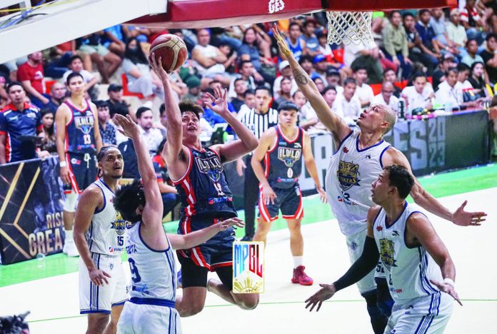 Joshua Flores of Iloilo United Royals goes for a layup amid the defense of Negrense Mark Yee of Bacoor City Strikers. MPBL PHOTO