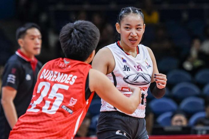 Chery Tiggo Crossovers’ Princess Robles converses with fellow Ilongga teammate Buding Duremdes during their game against Farm Fresh Foxies. PVL PHOTO