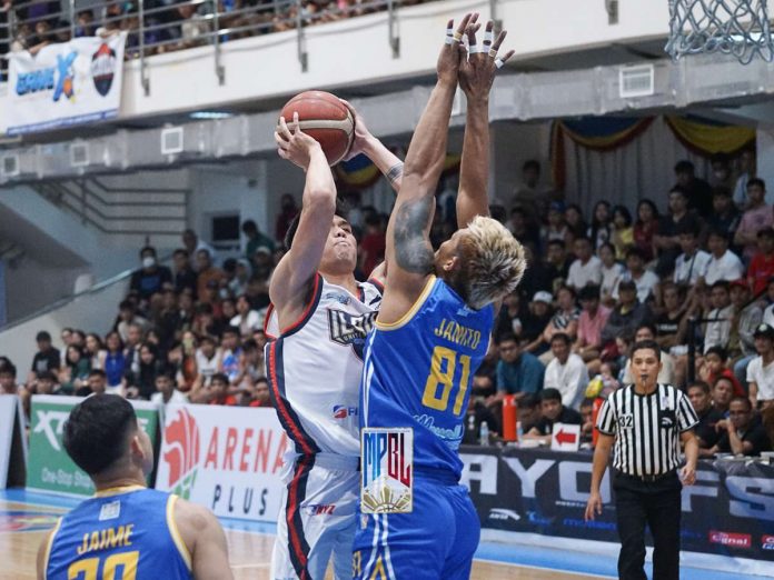 Iloilo United Royals’ Conrad Catapusan attacks the defense of Bacoor City Strikers’ Jammer Jamito. MPBL PHOTO