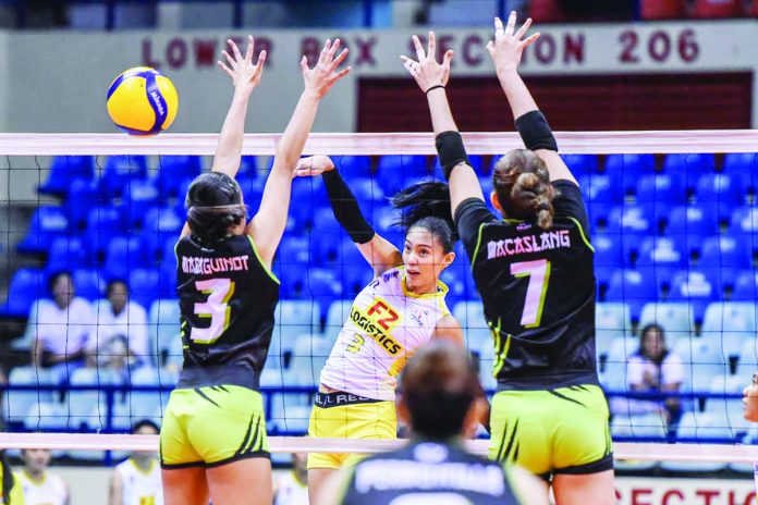 F2 Logistics Cargo Movers’ Ivy Lacsina scores against the defense of Nxled Chameleons’ Jhoanna Maraguinot. PVL PHOTO