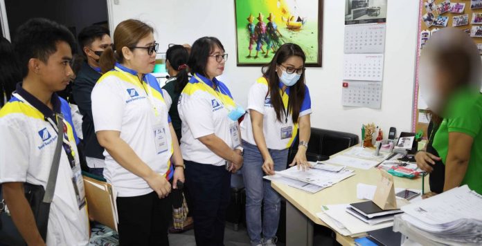 SSS National Capital Region (NCR) South Division Acting Vice President Cristine Grace Francisco (third from right), SSS NCR South Legal Department Acting Head Atty. Victorina Pardo-Pajarillo (second from right), SSS Parañaque-Tambo Acting Branch Head Fe Redencion Fernandez (fourth from right) and other SSS employees serving a notice of violation to a business establishment.