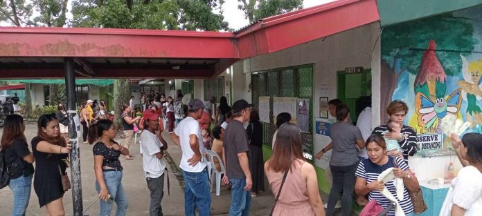 The Commission on Elections (Comelec) yesterday received reports of alleged vote-buying from various parts Negros Occidental. In the photo, voters wait in line outside a polling precinct at Apolinario Mabini Elementary School in the capital city of Bacolod. DGBAÑAGA/WATCHMEN DAILY JOURNAL