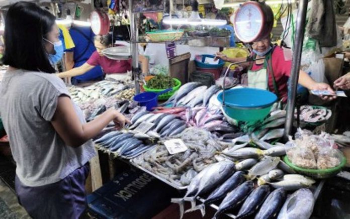 The Bangko Sentral ng Pilipinas has projected the rate of price increases to post a slower inflation rate of between 5.1 percent and 5.9 percent for October from 6.1 percent in September amid an increase in the prices of electricity, liquefied petroleum gas, fruits, fish, and minimum jeepney fare. These upticks are, however, seen to be countered by the lower prices of rice, meat, vegetables, and petroleum products. PNA FILE PHOTO