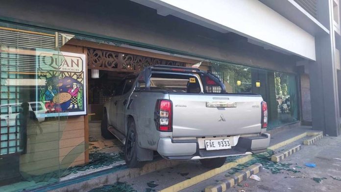 An accident involving a pickup truck occurred at a food establishment in Bacolod City on Nov. 25. Councilor Israel Salanga has denied owning the vehicle and confirmed that the incident has been amicably resolved. RADYO BANDERA-BACOLOD CITY/NEGROS OCCIDENTAL