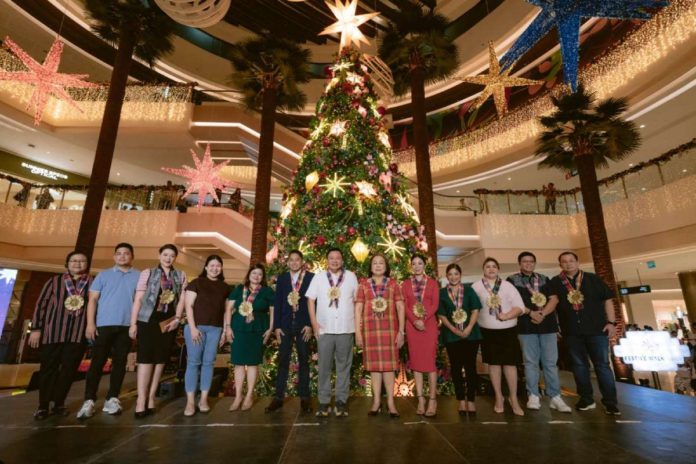 Festive Walk Iloilo kicks off a ‘Colorful Christmas Splendour’, led by Iloilo City Mayor Jerry Treñas and his wife Rosalie Treñas. Joining him were Festive Walk Iloilo General Manager Karmela Jesena, Megaworld Lifestyle Malls Visayas Cluster General Manager Mikee Vivo, Township Head of Iloilo Business Park Jogie Viceo, Megaworld Iloilo Head of Sales and Marketing Jen Fong, Richmonde Hotel Iloilo General Manager Natalie Lim, and Courtyard by Marriott General Manager Joy Alonte. Also in attendance were AVP for Construction Management Division - Iloilo Daisy Villanueva; Iloilo City Councilor Hon. Miguel Treñas; Raisa Treñas; Regional Governor of Philippine Chamber of Commerce Industry Jobert Peñaflorida; and Philippine Chamber of Commerce Industry President Engr. Fulbert Woo.