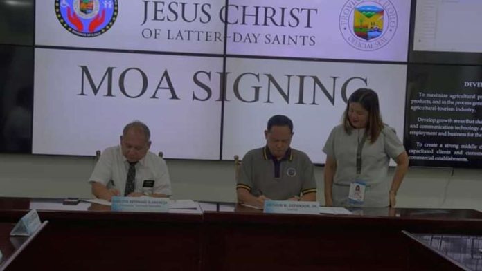 Gov. Arthur Defensor Jr. and the officials of the Latter-Day Saint Charities Philippines, Inc. sign anew a memorandum of agreement for the provision of wheelchairs and assistive devices to persons with disabilities and senior citizens in Iloilo province. BALITA HALIN SA KAPITOLYO PHOTO