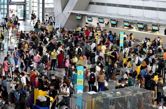 Passengers crowd check-in counters at the Ninoy Aquino International Terminal 3 in Pasay City following the resumption of operations after the temporary shutdown of Philippine airspace, on Jan. 2, 2023. INOUE JAENA/RAPPLER PHOTO