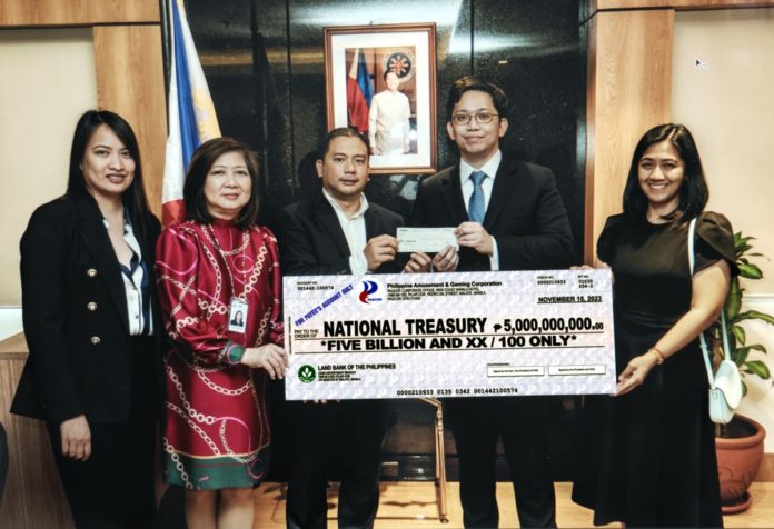 PAGCOR President and COO Atty. Juanito L. Sanosa, Jr. (3rd from left) hands over to Deputy Treasurer Eduardo Anthony G. Marino a check for Php5 billion representing the state gaming firm’s latest remittance for dividend year 2022 during a simple turnover ceremony at the PAGCOR Executive Office in Manila. With them are (from left) PAGCOR Acting Chief of Staff AVP Ma. Corazon F. de Leon, Fund Management Department AVP Lolita S. Gonzales and Bureau of the Treasury Officer-in-Charge Director Maura Lizza N. Espina.