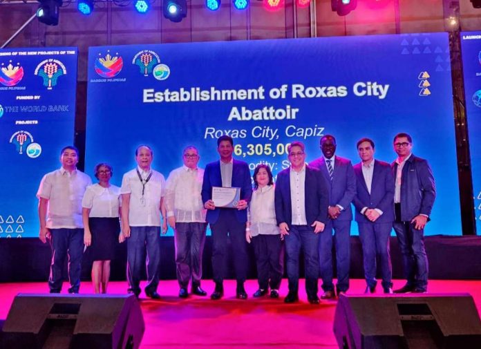 Mayor Ronnie Dadivas (fifth from left) received the Certificate of Eligibility for Funding from the World Bank to establish a Double A standard abattoir in Roxas City. RONNIE DADIVAS PHOTO