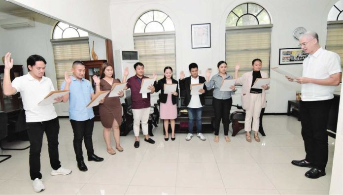 Gov. Eugenio Jose Lacson (rightmost) administers the oath of office the newly-elected officers of the Sangguniang Kabataan Federation of Negros Occidental led by its president, Mayvelyn Madrid (2nd from right). PROVINCIAL GOVERNMENT OF NEGROS OCCIDENTAL PHOTO