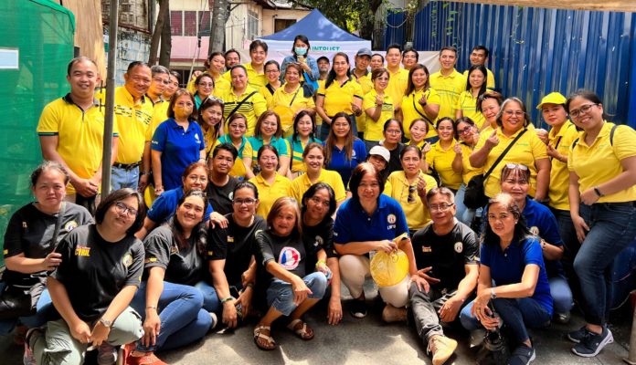 Suntrustees gamely posed with residents and officials of Brgy 886 in Sta Ana, Manila.