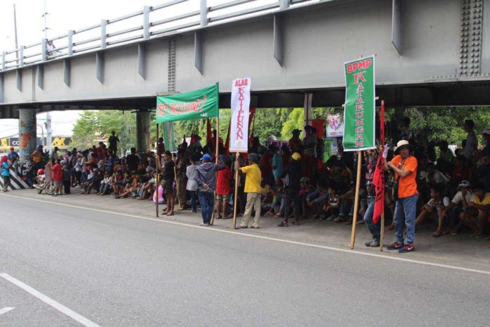 Several cause-oriented groups celebrate Bonifacio Day on Monday, Nov. 27, by holding a rally under the Infante flyover in Molo, Iloilo City. AJ PALCULLO/PN