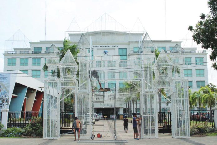 LAST MINUTE PREPARATIONS. Personnel from the General Services Office of the Iloilo provincial government are finalizing the Christmas light decorations at the provincial capitol grounds on Thursday, Nov. 30. A lighting ceremony is scheduled for tonight. AJ PALCULLO/PN