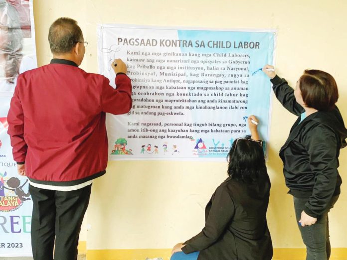 Stakeholders sign a covenant in support of anti-child labor initiatives during the implementation of Project Angel Tree in Pandan town, Nov. 20. DOLE ANTIQUE VIA PIA