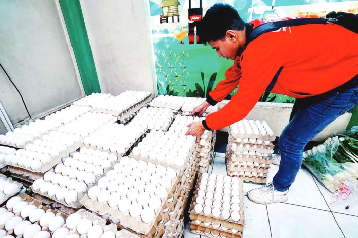 A worker sorts trays of chicken eggs by size inside the Agribusiness Development Center of the Department of Agriculture-Kadiwa store in Quezon City. PNA PHOTO BY BEN BRIONES