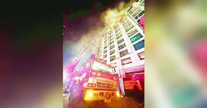 Federation Iloilo Fire Brigade’s ladder truck extinguished the fire that broke out on the 11th floor of a high-rise building at the Iloilo Business Park in Mandurriao, Iloilo City on Saturday night, Nov. 4. XIAO ZHONG HUA FB PHOTO