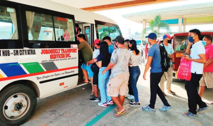 Passengers queue to board a modernized jeepney at the transport terminal in Barangay Tagbak, Jaro, Iloilo City. According to transport cooperatives in the city, their modern and traditional jeepneys are not joining next week’s nationwide transport strike. PN FILE