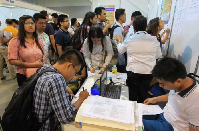 Ilonggo jobseekers apply for work at the Job and Migrants Fair in Casa Real de Iloilo in this file photo. PN PHOTO