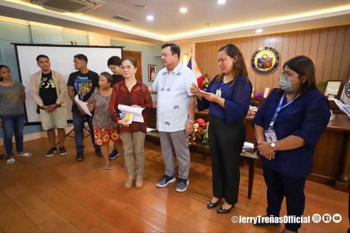 Mayor Jerry P. Treñas congratulates the 48 public market vendors for completing six sessions of training related to business operations and market management at the Uswag Negosyo Academy. JERRY TREÑAS FB PHOTO