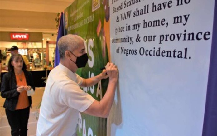 Gov. Eugenio Jose Lacson and 5th District Board Member Rita Gatuslao (left) led the signing of the Safe Space pledge during the first Negros Occidental Safe Space Day at a mall in Bacolod City on Friday, Nov. 24. PIO NEGROS OCCIDENTAL VIA PNA