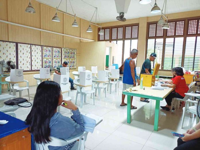 Electoral board members assist voters at a polling center in Iloilo Central Elementary School during the barangay and Sangguniang Kabataan elections on Monday, Oct. 30. AJ PALCULLO/PN