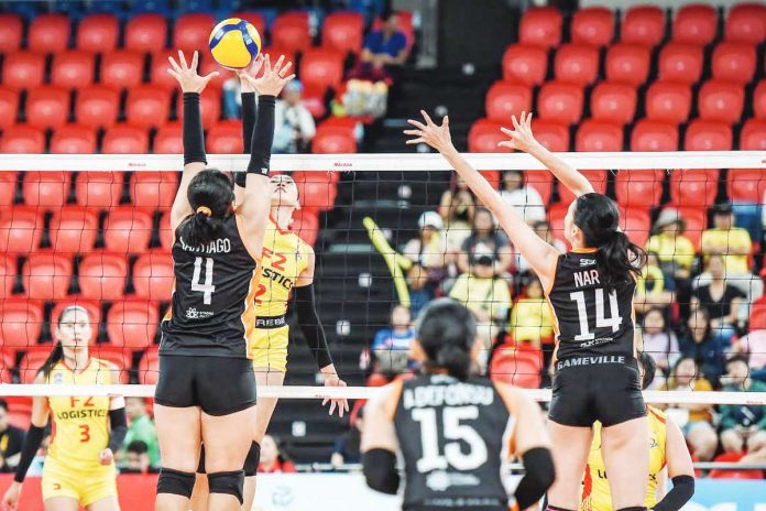 llongga Abigail Marano of F2 Logistics Cargo Movers scores against the defense of Farm Fresh Foxies’ Kate Santiago. PVL PHOTO