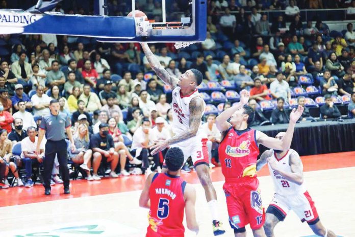 Barangay Ginebra San Miguel Kings’ Jamie Malonzo evades the defense of Rain or Shine Elasto Painters’ Rey Mark Belo for an inside hit. PBA PHOTO