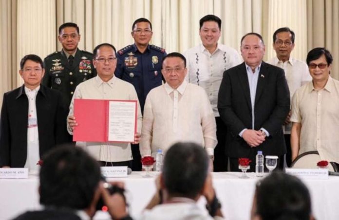 During a press briefing, government agencies expressed support for the Oslo Joint Communiqué agreed upon by the Marcos administration and the National Democratic Front on Nov. 28, 2023. Among those in the photo are Executive Secretary Lucas Bersamin, Defense secretary Gilbert Geodoro, former Defense secretary Delfin Lorenzana, Interior secretary Benjamin Abalos Jr., former Interior secretary Eduardo Año, Philippine National Police director Benjamin Acorda Jr., and Armed Forces of the Philippines chief-of-staff General Romeo Brawner. Photo from the Facebook page of the Presidential Communications Office