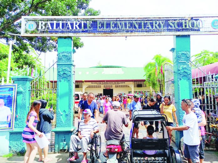 Voters troop to Baluarte Elementary School in Molo, Iloilo City for the barangay and Sangguniang Kabataan elections on Monday, Oct. 30. The Iloilo City Police Office says some winners in the elections have ties to illegal drugs, thus they anticipate a surge in illegal drug activities in the city. AJ PALCULLO/PN