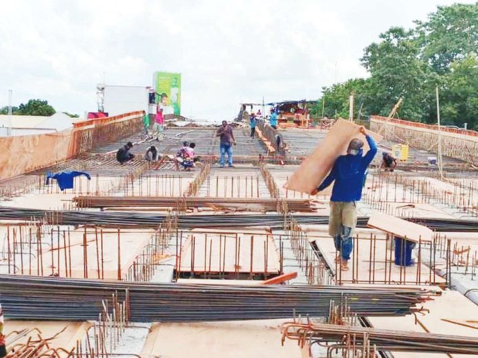 The Department of Labor and Employment is calling on private employers to comply with the P30 minimum wage hike in Western Visayas. Photo shows workers doing manual labor at a construction site in Iloilo province. PN FILE PHOTO