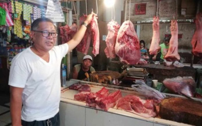 San Jose de Buenavista Tradetown Meat Vendors Association (TMVA) president Julius Singuran shows the pork supply situation at the Dalipe Tradetown in Antique on Nov. 9. Sibalom Livestock and Poultry-raisers Association president Elma Peña said the association is willing to supply live swine to TMVA for the capital town’s consumption. PNA PHOTO BY ANNABEL CONSUELO J. PETINGLAY