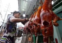 “Lechon” (roast pig) sellers in La Loma, Quezon City, expect sales to be brisk as Christmas Day nears. Doctors, however, warn revelers to watch their food and alcohol intake to avoid health problems related to the Christmas and New Year celebrations. Photo by GRIG. C. MONTEGRANDE / Philippine Daily Inquirer