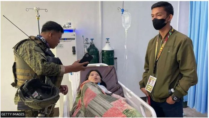 Soldiers interview a survivor of the bombing at the Mindanao State University in Marawi City on Dec. 3, 2023. GETTY IMAGES