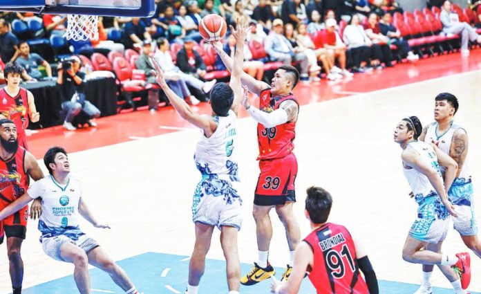 Ilonggo Jericho Cruz of San Miguel Beermen attempts a basket against the defense of Phoenix Super LPG Fuel Masters’ Chris Lalata. PBA PHOTO