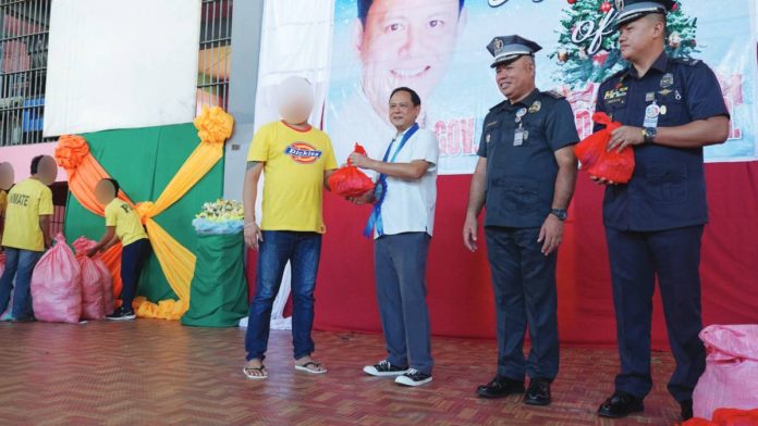 A ceremonial distribution of gift packs to representatives of the different dormitories inside the Iloilo District Jail in Barangay Nanga, Pototan town was held on Dec. 23. BALITA HALIN SA KAPITOLYO