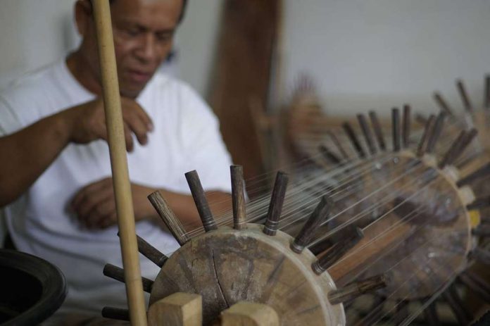 The knotted piña fiber is spooled on a warping wheel. Aklan’s piña weaving has been officially inscribed on the UNESCO Intangible Cultural Heritage of Humanity list, the first in Visayas. PHILIPPINE NATIONAL COMMISSION FOR CULTURE AND THE ARTS, 2018