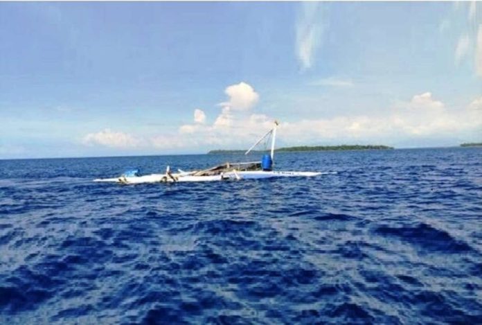 Filipino fishing banca Ruel J capsized off the waters of Paluan, Occidental Mindoro. PHOTO FROM THE PHILIPPINE COAST GUARD