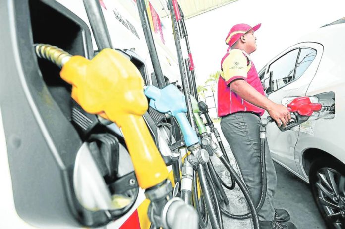 Oil companies will roll back prices per liter of kerosene and hike diesel prices, while gasoline prices remain unchanged this Tuesday, Dec. 19. INQUIRER PHOTO